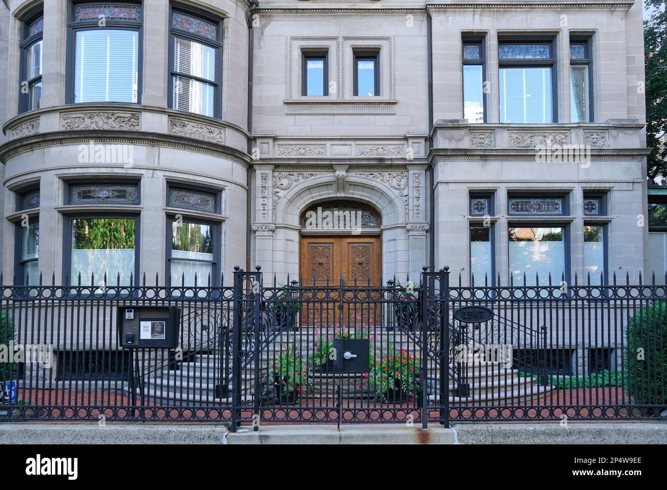 Kunstvolles altes Steingebäude der Chicago Latin School aus dem Jahr 1920er Stockfoto