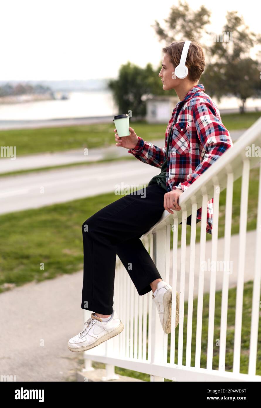 Junge Stadtfrau mit Kopfhörern, Stadtleben. Stockfoto