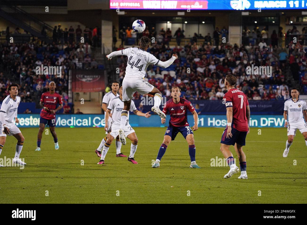 4. März 2023, Frisco, USA: LA Galaxy Verteidiger Raheem Edwards springt in der ersten Halbzeit des MLS-Spiels zwischen dem FC Dallas und LA Galaxy im Toyota Stadium an die Spitze des Balls. Am Samstag, den 4. März 2023 in Frisco, Texas, USA. (Foto: Javier Vicencio / Eyepix Group) Stockfoto