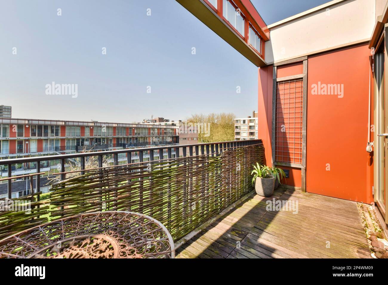 Ein Balkon mit Stühlen und Geländern auf der linken Seite, mit Blick auf die Stadt vom oberen Deck Stockfoto
