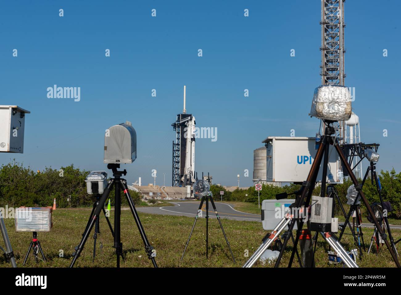 SpaceX Falcon 9 Rocket mit Crew Dragon Capsule und Remote Cameras im Vordergrund Stockfoto