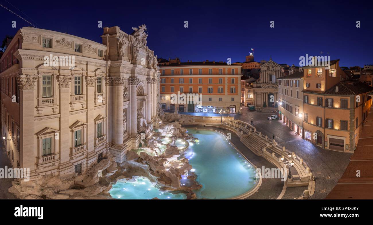 Rom, Italien Panorama mit Blick auf den Trevi-Brunnen in der Dämmerung. Stockfoto