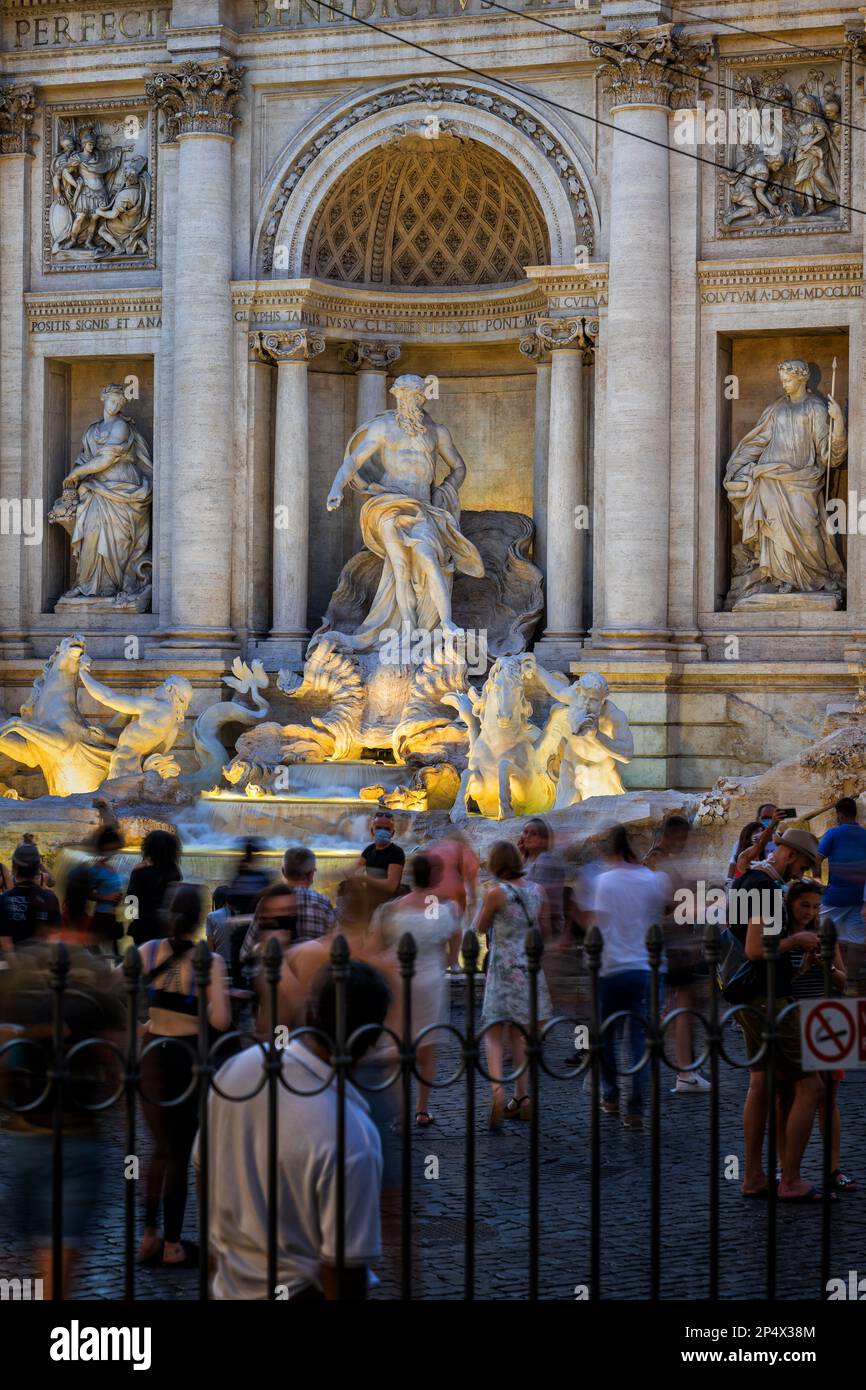 Rom, Italien - 28. August 2020 - Gruppe von Personen am Trevi-Brunnen (Fontana di Trevi) am Abend. Stockfoto