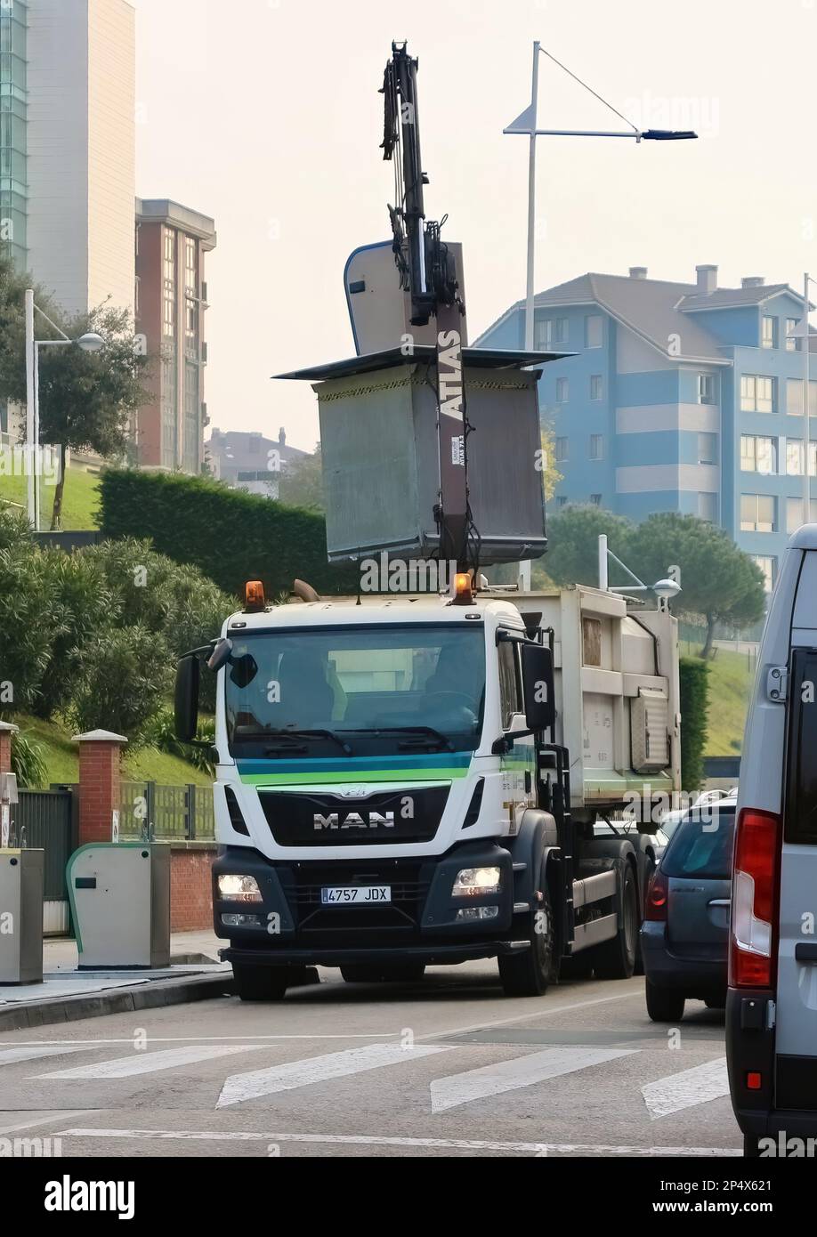 Müllwagen, der Papierabfälle aus unterirdischen Müllcontainern sammelt, Sardinero Santander Cantabria Spanien Stockfoto