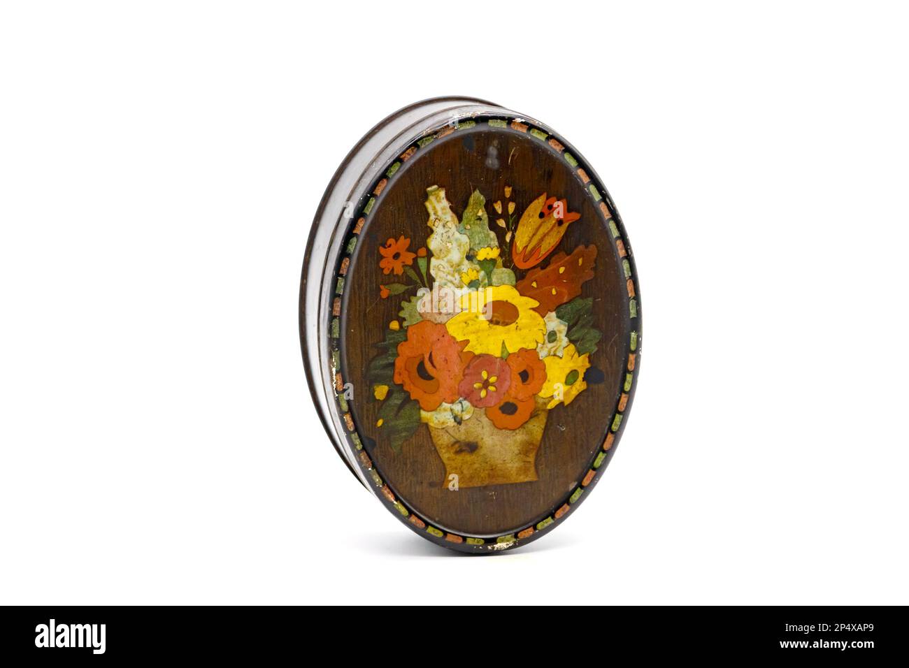 Ovale Keksdose mit Blumendekoration auf dem Deckel Stockfoto