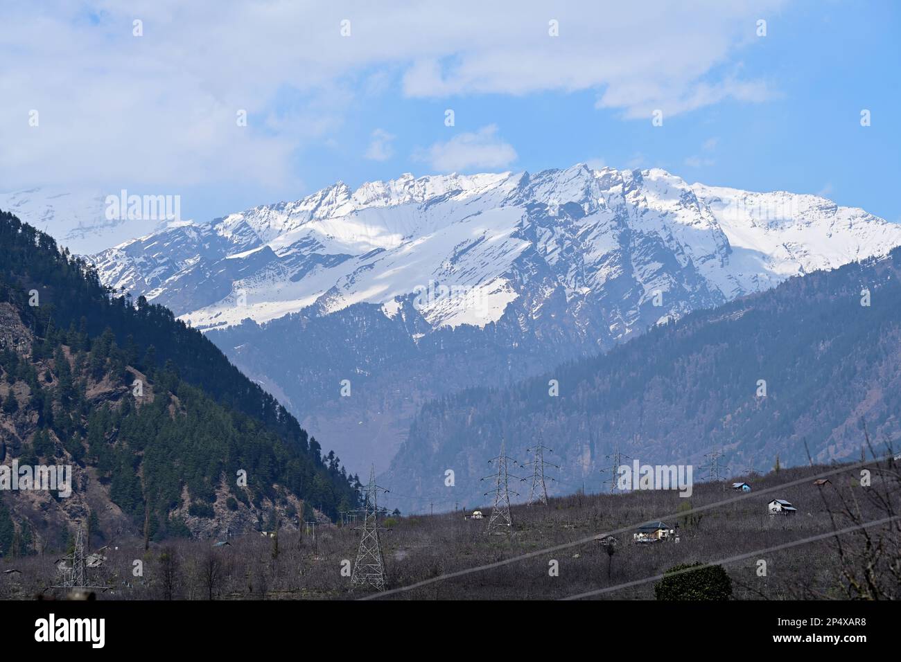 Schneebedeckte Gipfel des Himalaja aus dem Bundesstaat Himachal Stockfoto