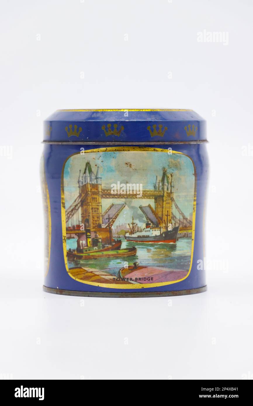Klassische Litho-Keksdose „vier Länder“ mit bemalten Szenen wie der Tower Bridge in london von Scribbans-Kemp Stockfoto