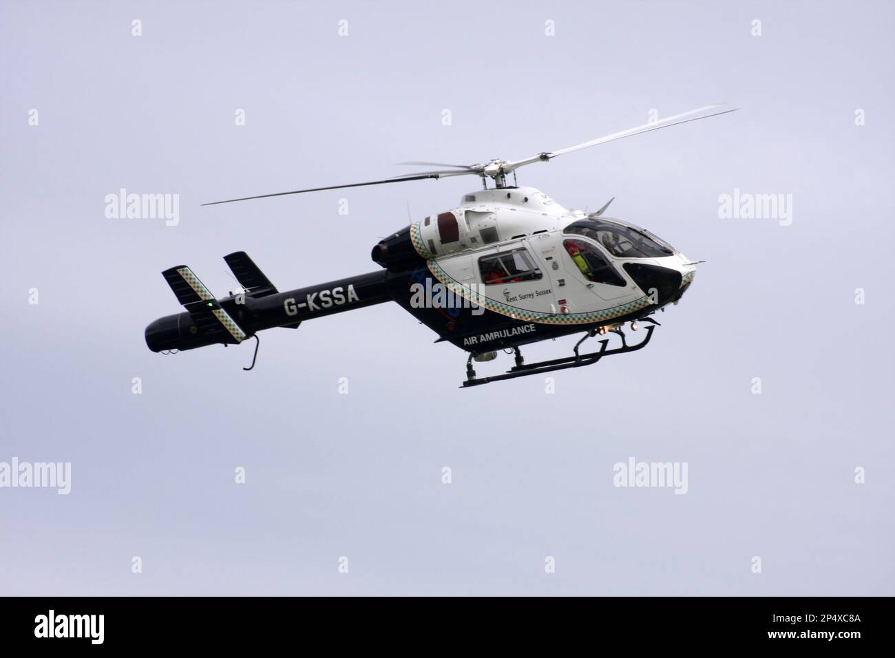 Ein McDonnell Douglas MD-900 Hubschrauber der Kent Surrey Sussex Air Ambulance trifft am Redhill Aerodrome Surrey England ein Stockfoto