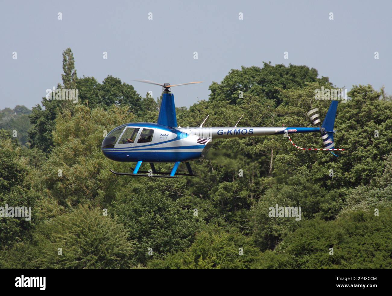 Ein Robinson R44 Raven II Helikopter trifft am Redhill Aerodrome Surrey England ein Stockfoto