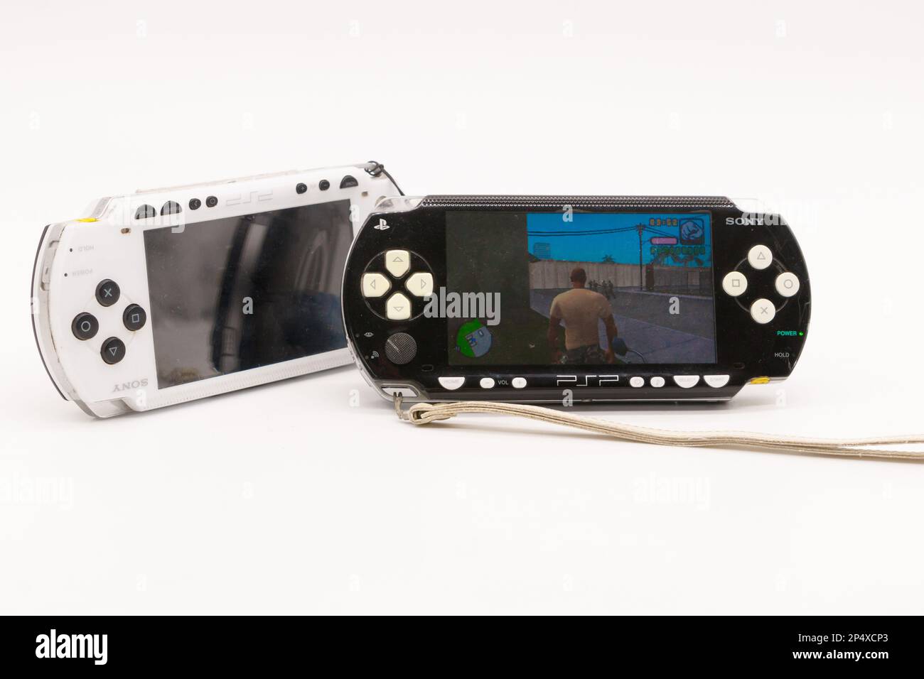 Tragbare tragbare Sony PSPs Handheld-Spielkonsolen in Schwarz und Weiß Stockfoto