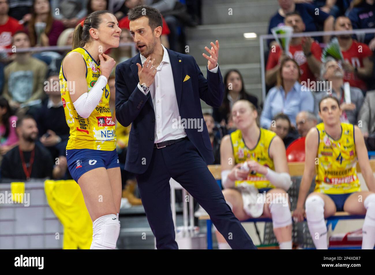 Cheftrainer Daniele Santarelli (Imoco Volley Conegliano) mit Gennari Alessia (Imoco Volley Conegliano) Stockfoto