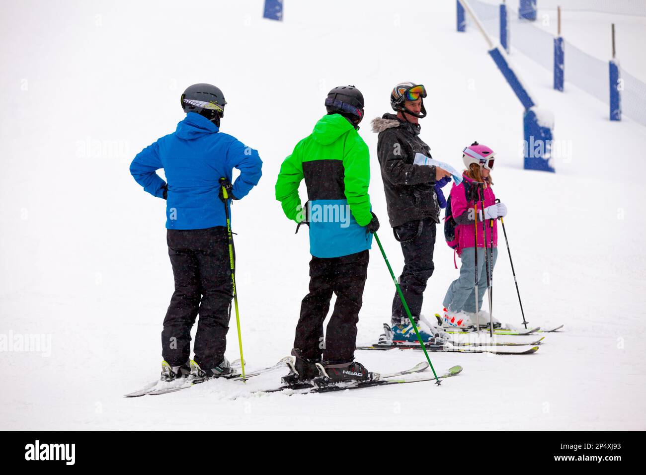 Pas de la Casa, Andorra, Dezember 05 2019: Eine Gruppe von Skifahrern auf der Skipiste von Grandvalira, dem größten Skigebiet in den Pyrenäen und im Süden des Euro Stockfoto