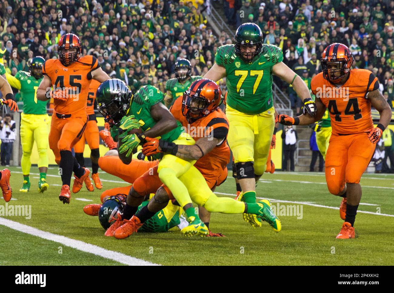 Oregon Ducks running back De'Anthony Thomas (6), scores the first Civil War touchdown against Oregon State at Autzen Stadium in Eugene, Ore., Friday, Nov. 29, 2013. (AP Photo/ The Oregonian, Thomas Boyd) Stockfoto