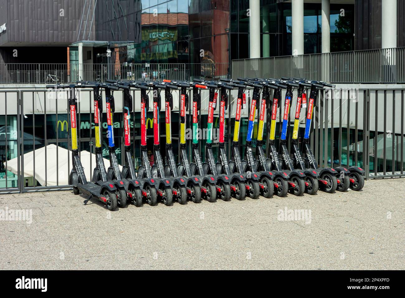 DANZIG, POLEN - 30. Juli 2022: Kostenlose gemeinsame Motorroller in den Straßen von Danzig, Polen Stockfoto