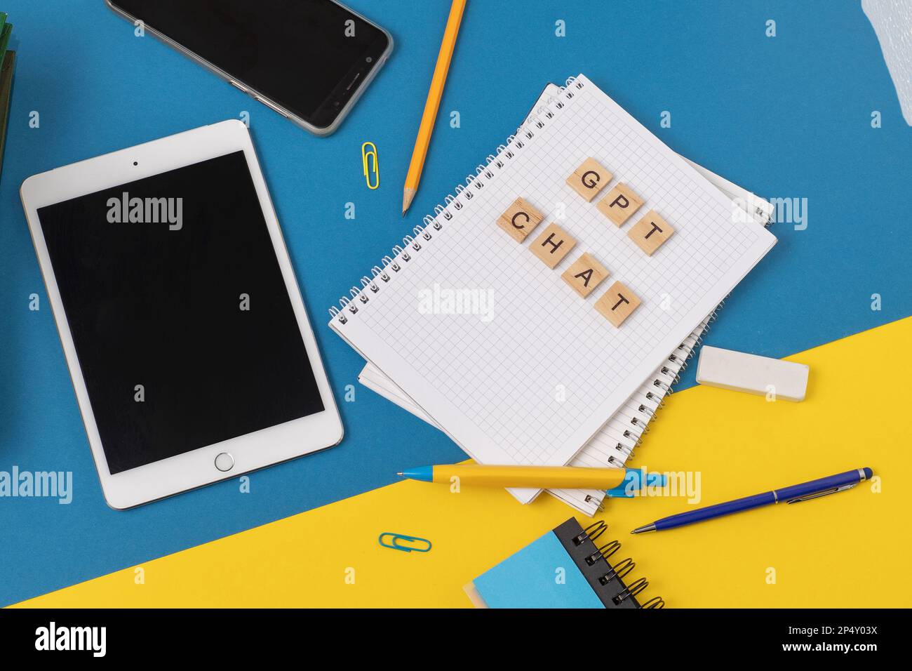 Arbeits- und Studienhintergrund mit Hilfe eines ChatGPT-bot. Wörter in Holzbuchstaben. Tischansicht mit freiem Notizbuchbereich. Chat-GPT zum Arbeiten und Erstellen. Ukraine, Kiew - 21. Februar 2023 Stockfoto