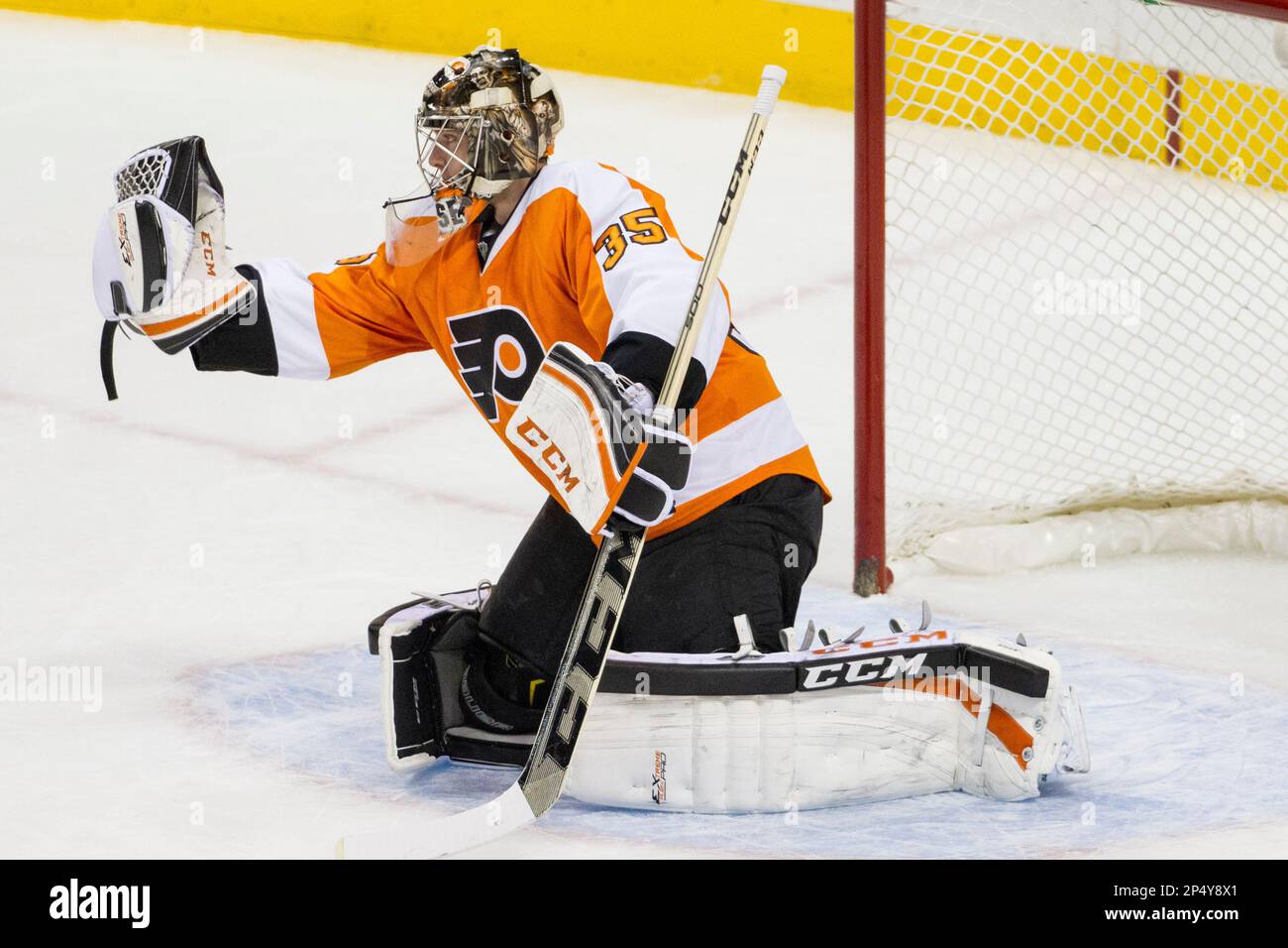 November 19, 2013: Philadelphia Flyers goalie Steve Mason (35) with the glove save during the NHL game between the Ottawa Senators and Philadelphia Flyers at Well Fargo Center in Philadelphia, Pennsylvania. Christopher SzagolaCal Sport Media (Cal Sport Media via AP Images) Stockfoto