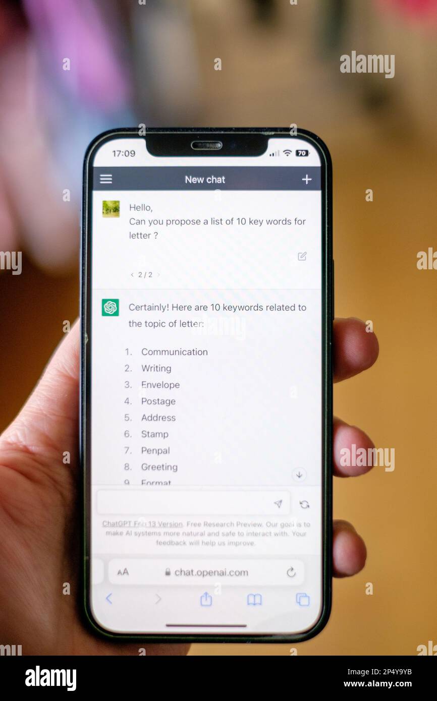 Chat-GPT-Anfrage per Telefon Stockfoto