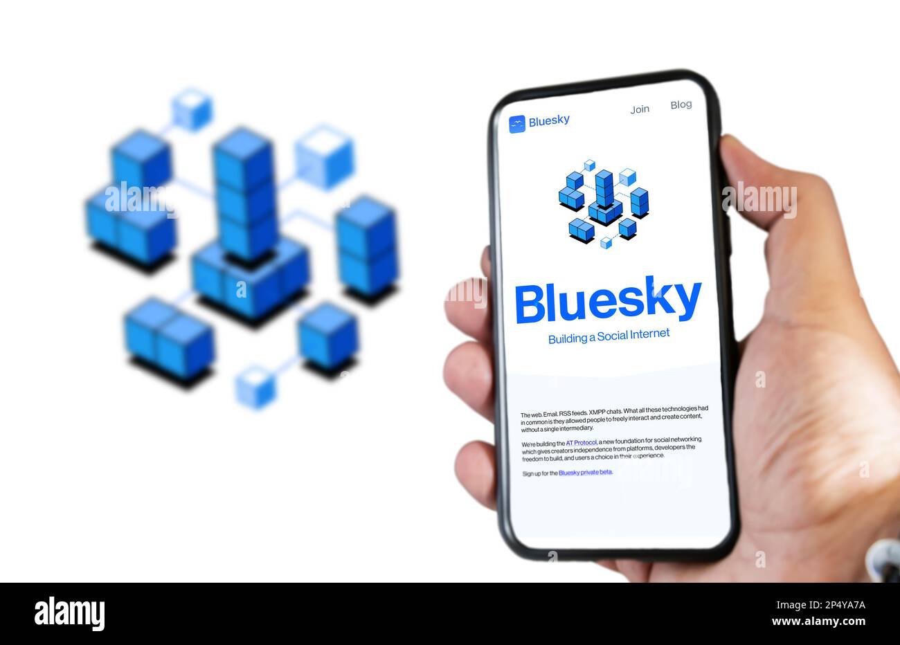 San Francisco, USA, Februar 2023: Hand hält ein Telefon mit der Bluesky Mobile App auf dem Bildschirm. BlueSky ist eine Initiative zur Entwicklung eines dezentralen sozialen Netzwerks Stockfoto