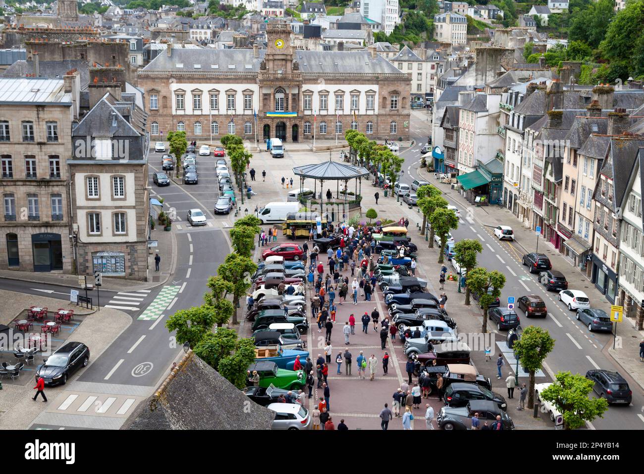 Morlaix, Frankreich - Mai 22 2022: Kostenlose Autoausstellung vor dem Rathaus am Tag nach der 26. Wanderung durch das Farnland. Stockfoto