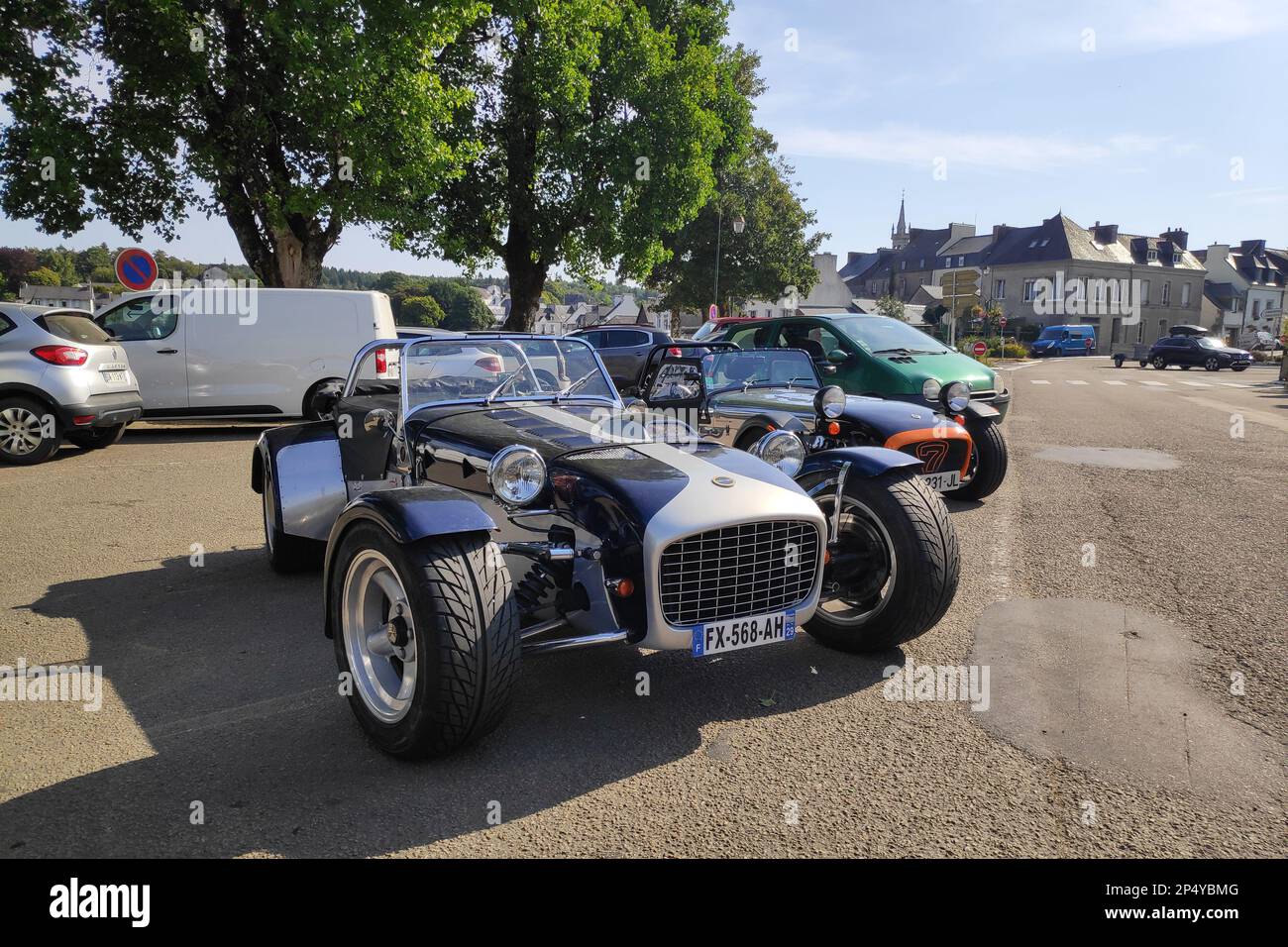 Huelgoat, Frankreich - August 13 2022: Der Caterham 7 ist ein superleichter Sportwagen, der von Caterham Cars im Vereinigten Königreich produziert wird. Stockfoto