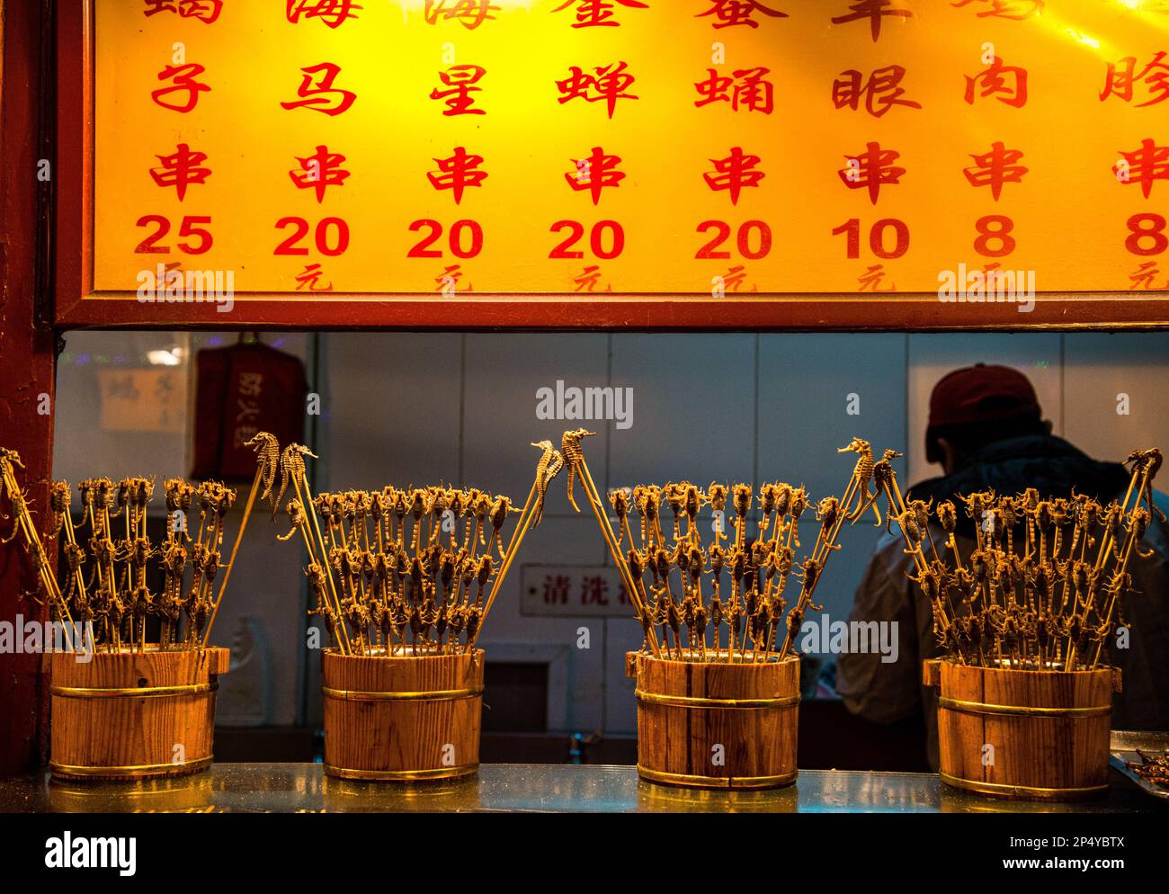 Gebratene Skorpione und Seepferdchen auf dem Markt in Peking, China Stockfoto