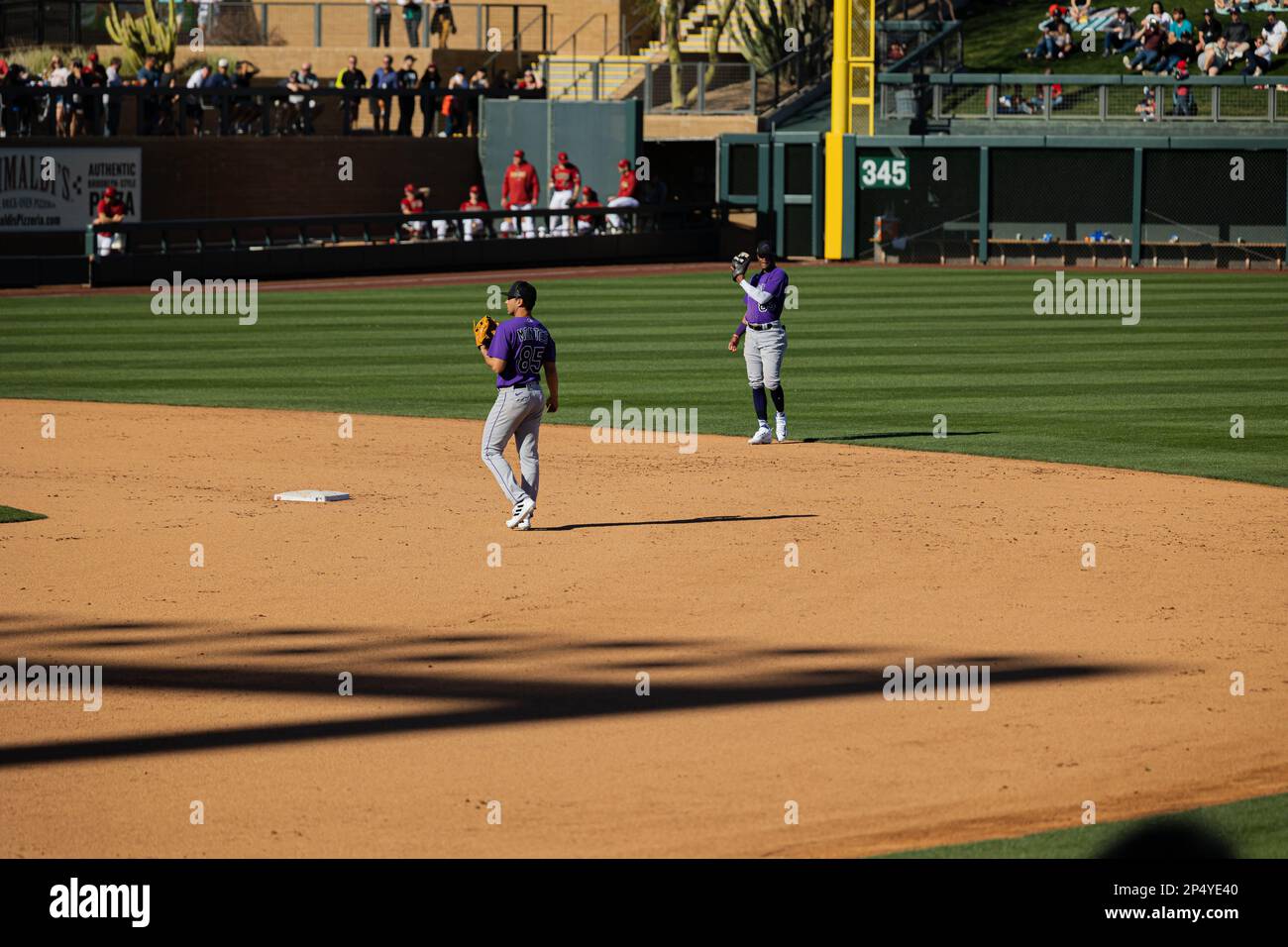 Rockies Infielders während eines MLB Spring Training Baseballspiels in Salt River Fields at Talking Stick, Samstag, 25. Februar 2023, in Scottsdale, Ariz. (Annalee Ramirez/Bild des Sports) Stockfoto