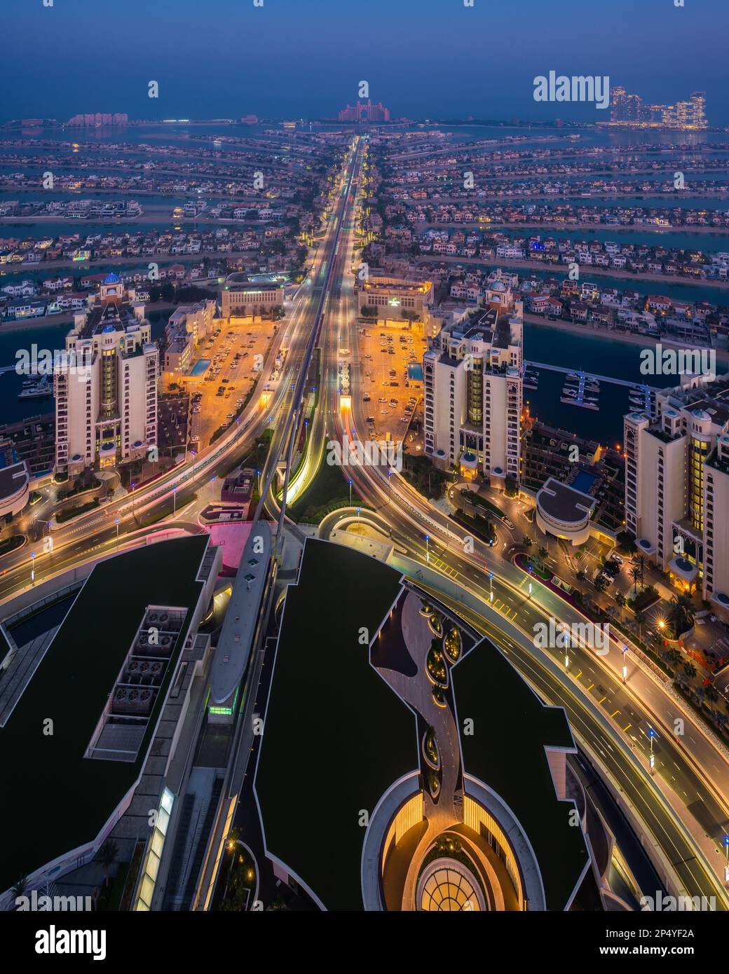 Sonnenaufgangsaufnahme des Palm Jumeirah mit Atlantis Hotel aus der Aura Skypool Lounge in Dubai, Vereinigte Arabische Emirate Stockfoto