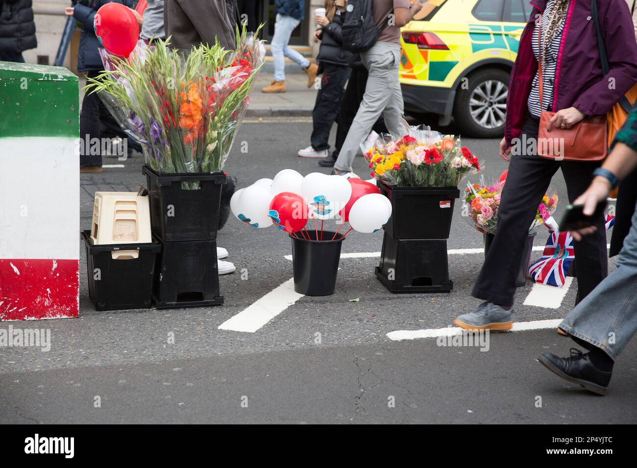 Die Bilder der verstorbenen Königin Elizabeth II. Werden am Tag ihrer Beerdigung gesehen, als sich die Trauernden versammeln, um im Zentrum von London ihre Ehre zu erweisen. Stockfoto