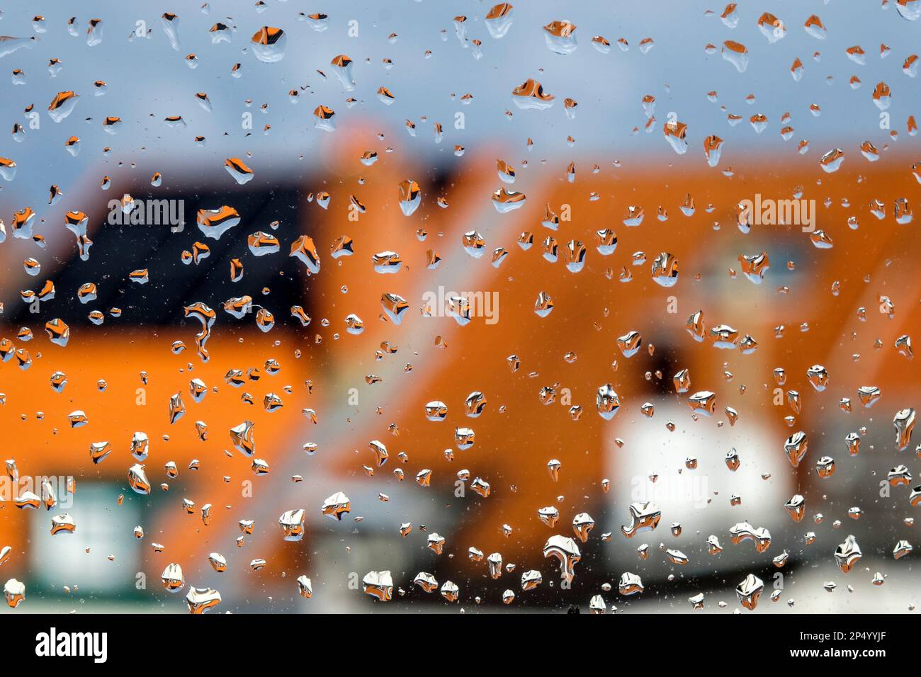 Nach dem Regen ein paar Regentropfen auf einem Fenster | Apres la pluie quelques gouttes de pluie s'accrochent Encore a la fenetre Stockfoto