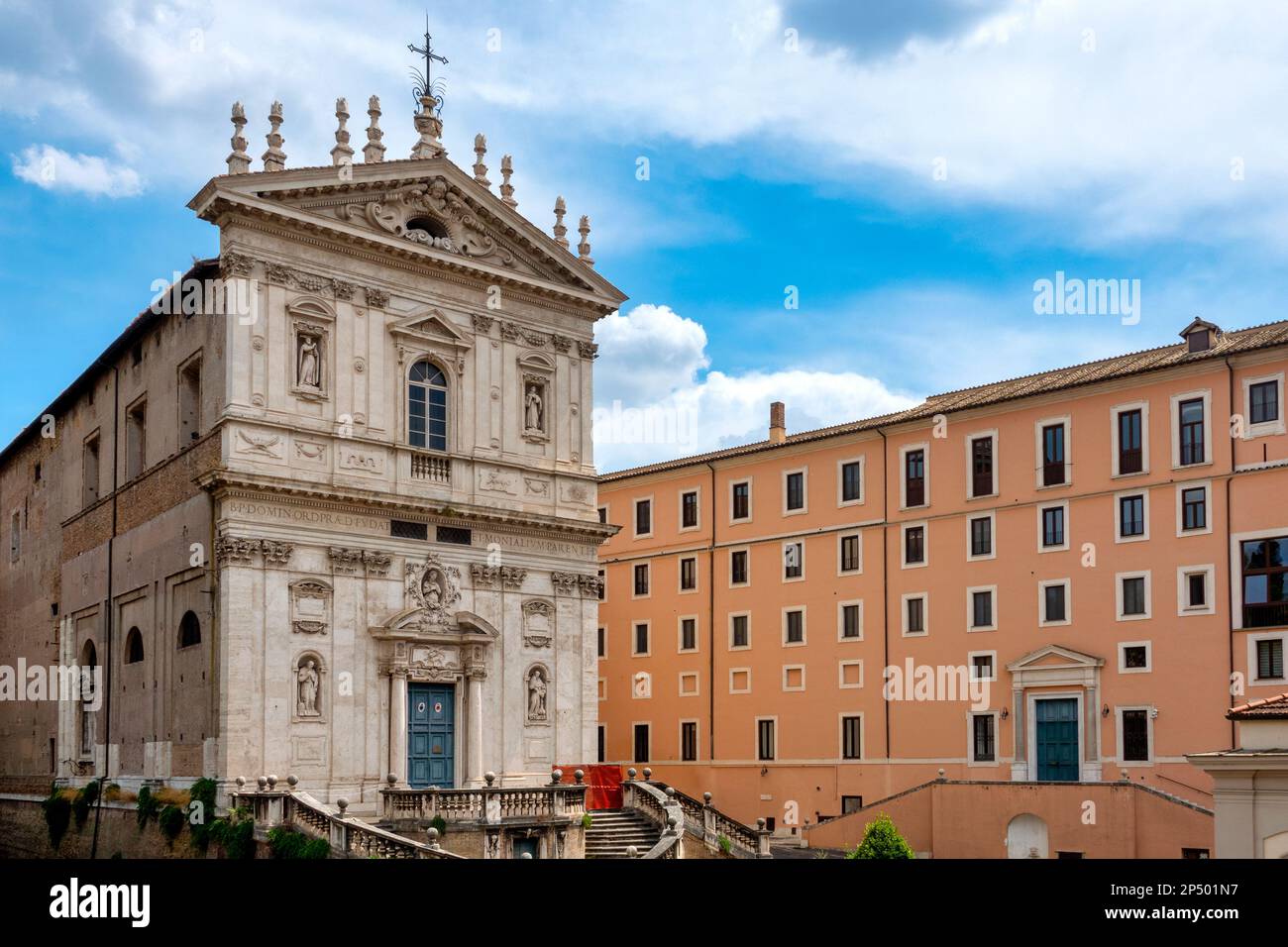 Fassade der Kirche Santi Domenico e Sisto und der Pontifical University of Saint Thomas Aquinas, Rom, Italien Stockfoto