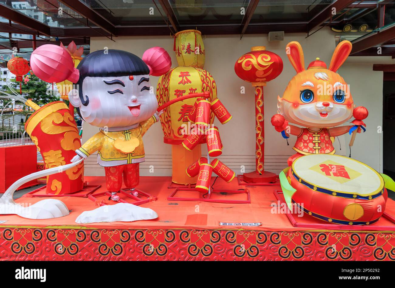 Hasen-Lichtinstallationen im Buddha Tooth Relic Temple, Chinatown, Singapur zum chinesischen Neujahrsfest am 2023. Februar Stockfoto