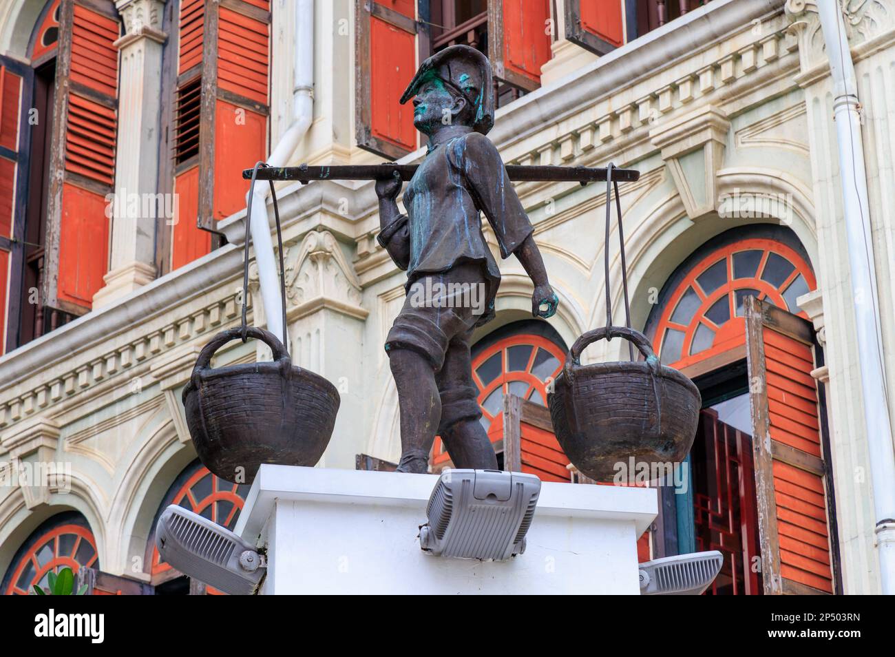 Bronzestatue eines Fischers, der Körbe an der Schulterstange in Smith Street, Chinatown, Singapur trägt Stockfoto