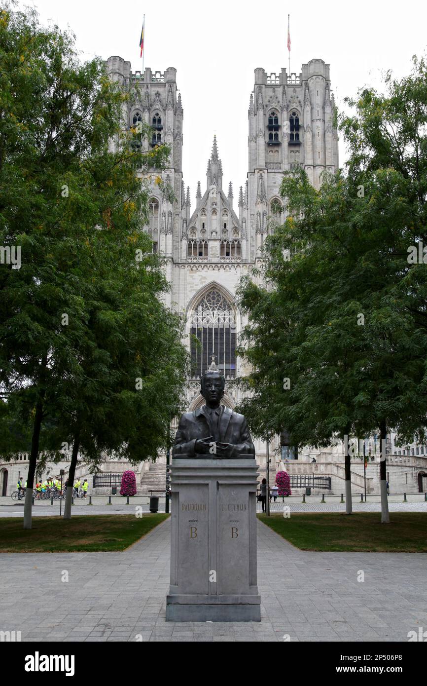 Brüssel, Belgien - August 26 2017: Statue von König Baudouin I. im Parvis Sainte-Gudule gegenüber der Kathedrale St. Michel und Gudule von Brüssel. Stockfoto