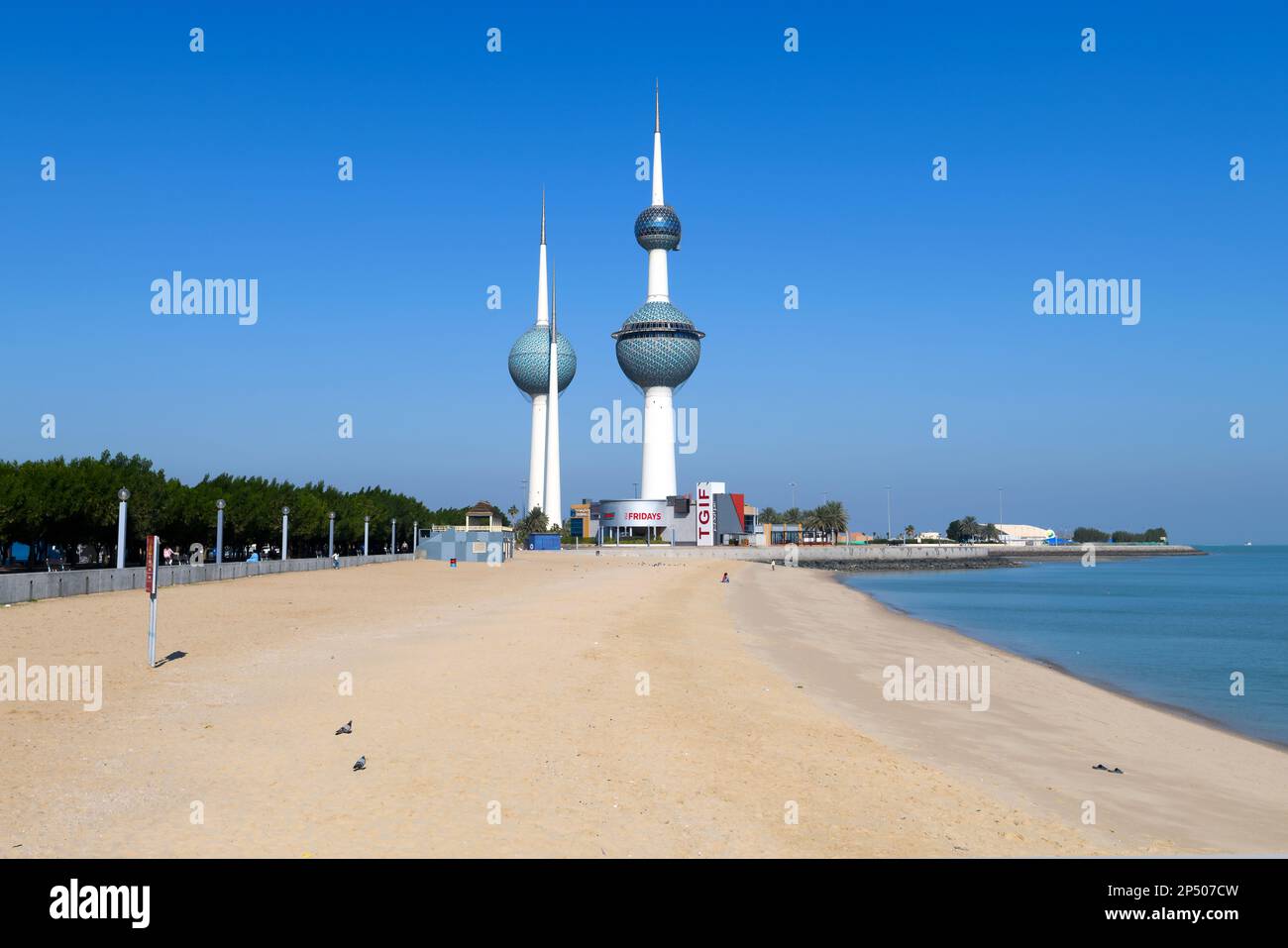 Kuwait Towers und Dasman Beach in Kuwait City. Der Bau ist auch bekannt als Kuwait Water Towers und wurde zu einem Wahrzeichen und Symbol des modernen Kuwait. Stockfoto