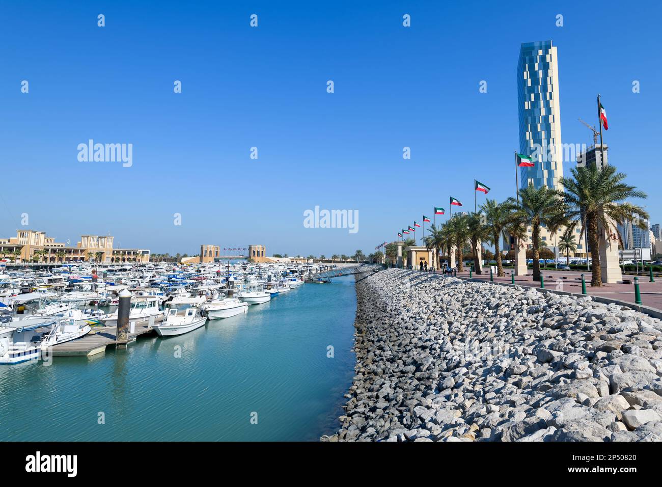 Souq Sharq Marina am Ufer voller Boote vor dem Souq Shark Shopping in Kuwait City, Kuwait. Stockfoto