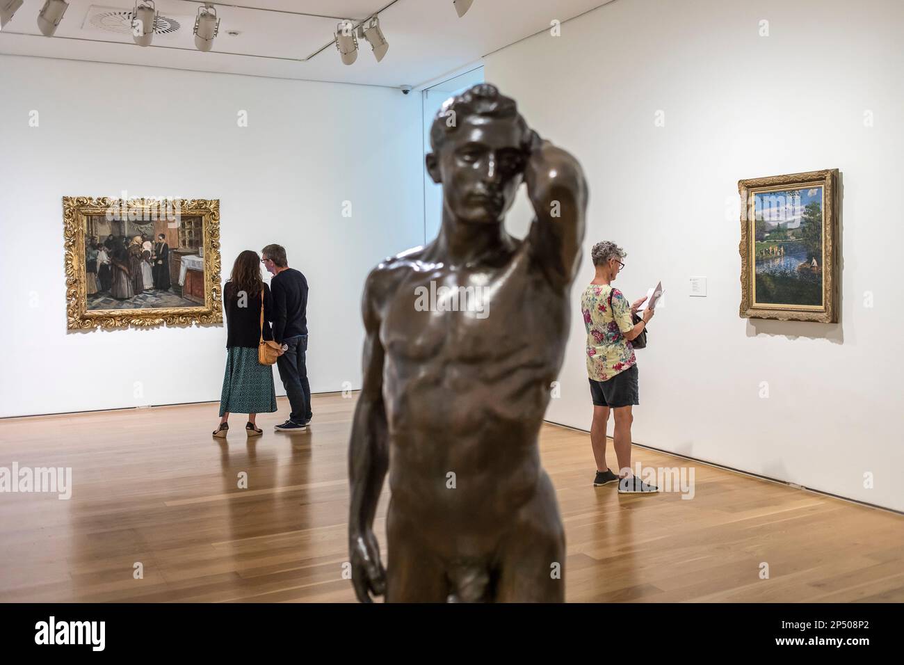 Auf der linken Seite "El Beso de la reliquia" von Joaquin Sorolla'." Auf der rechten Seite 'El baño de Rentería" von Dario de Regoyos. Und Skulptur, bronze, "RISVEGLIO" durch Nemesio Mo Stockfoto