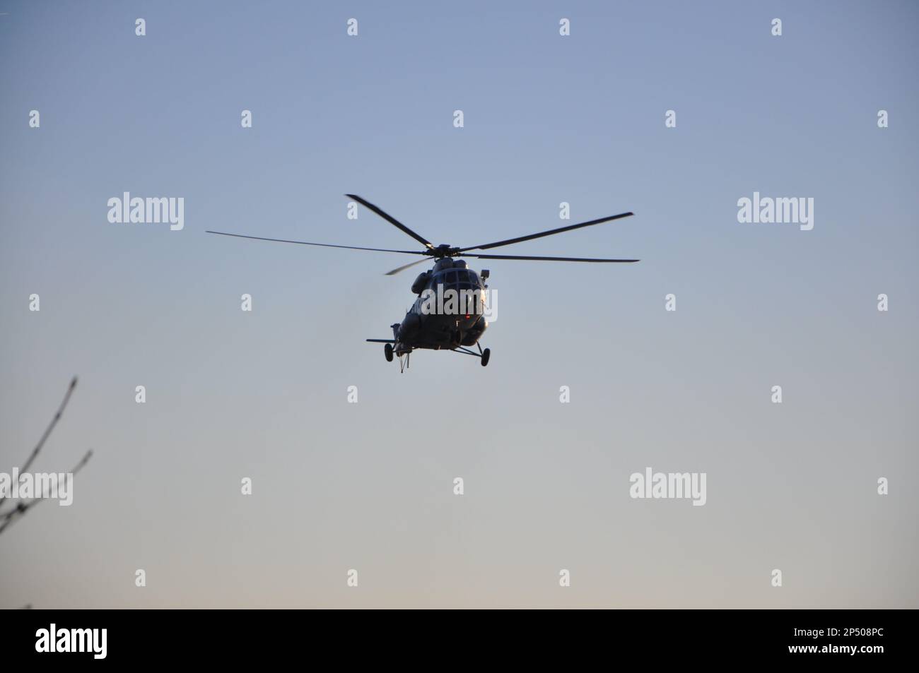 Militärische Hubschraubermanöver am blauen Himmel. Air Force Mil Mi-171Sh am kroatischen Himmel. Militärischer Hubschrauberrundflug. Transport von Verletzten Stockfoto