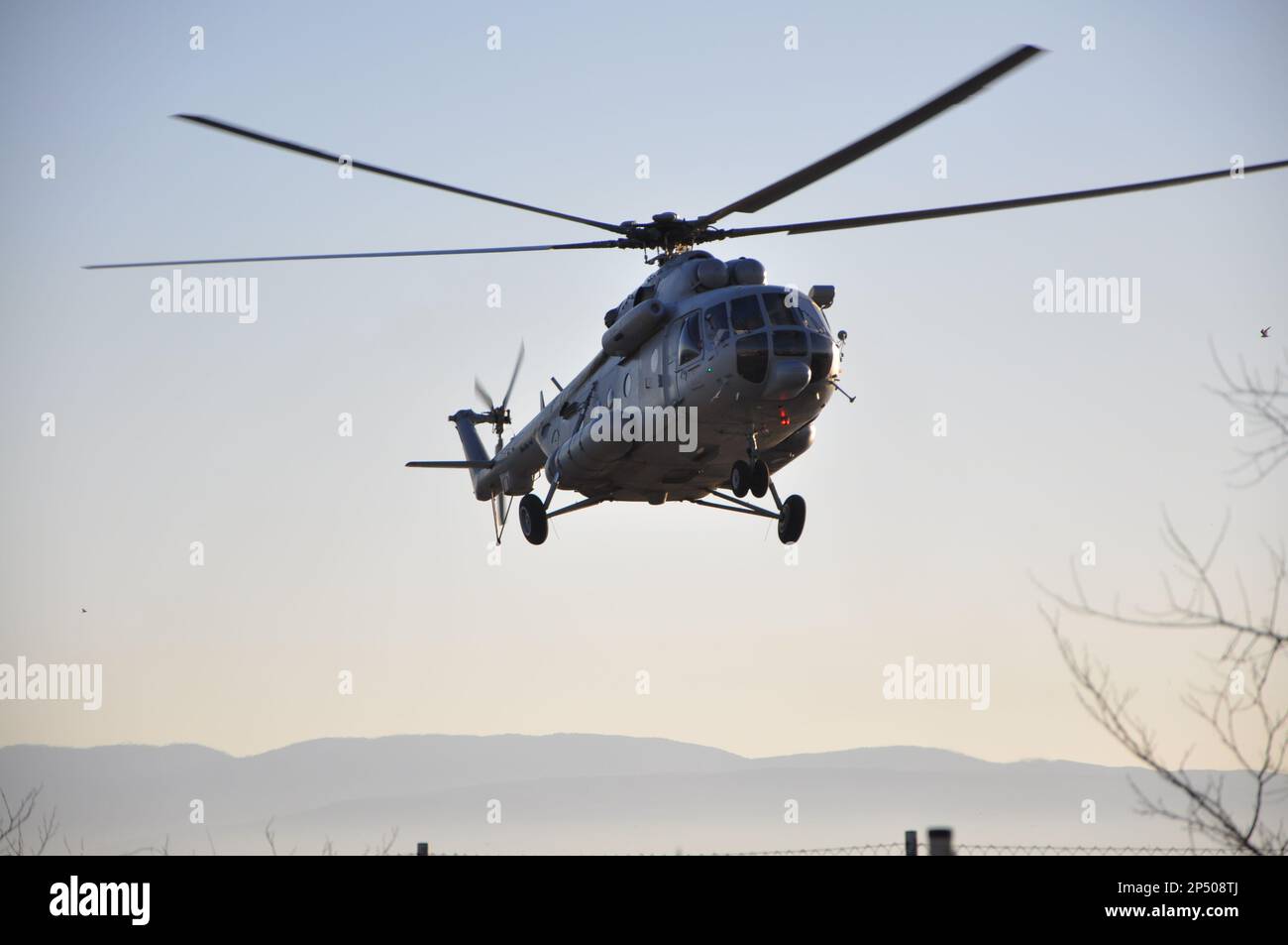 Militärische Hubschraubermanöver am blauen Himmel. Air Force Mil Mi-171Sh am kroatischen Himmel. Militärischer Hubschrauberrundflug. Transport von Verletzten Stockfoto