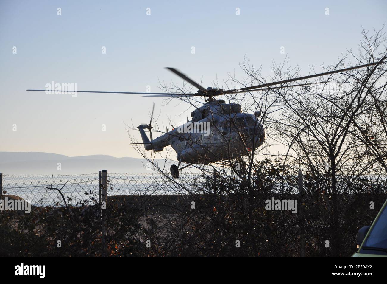 Militärische Hubschraubermanöver am blauen Himmel. Air Force Mil Mi-171Sh am kroatischen Himmel. Militärischer Hubschrauberrundflug. Transport von Verletzten Stockfoto