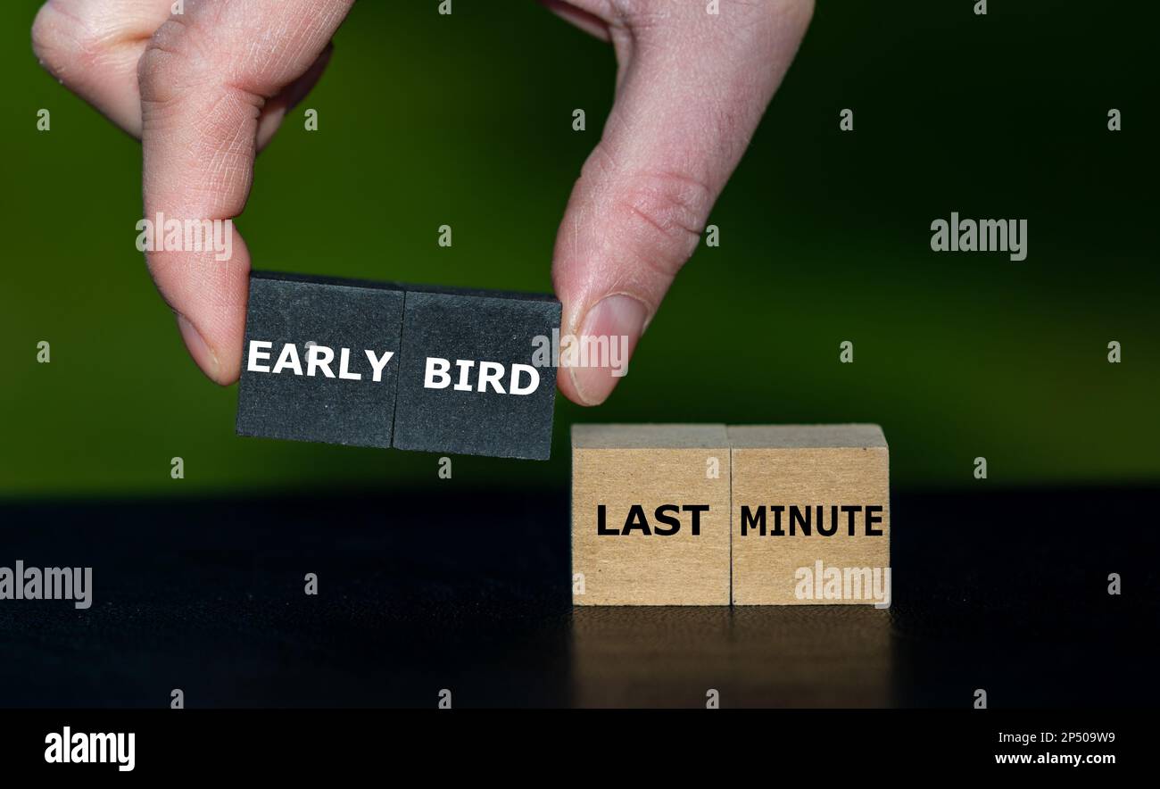 Symbol für ein Reiseangebot. Mit der Hand werden Würfel mit dem Text „Early Bird“ anstelle von „Last Minute“ dargestellt. Stockfoto