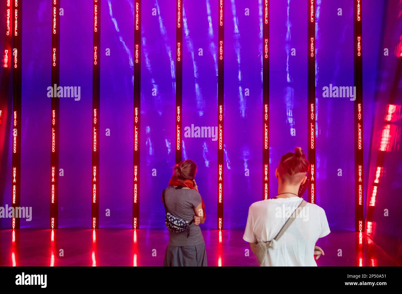 "Installation für Bilbao" von Jenny Holzer, Guggenheim Museum, Bilbao, Spanien Stockfoto
