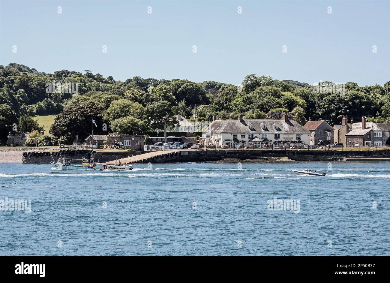 Foto   am Ufer des Flusses Tamar bietet das Edgcumbe Arms in Cremyll in Cornwall einen wunderschönen Blick über den Fluss bis zum Mount Wise in Stockfoto