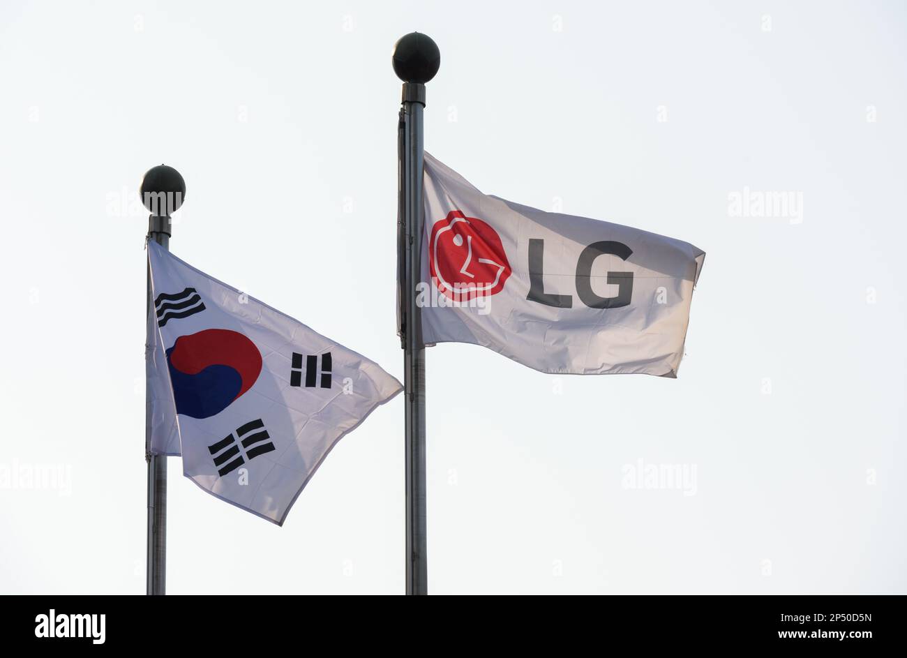 Südkoreanische Flagge mit der Flagge der LG Group im Hauptsitz des LG Twin Towers-Gebäudes in Seoul. Die LG Group ist ein multinationaler Konglomerat in Südkorea, der von Koo in-hwoi gegründet wurde und von mehreren Generationen seiner Familie geleitet wird. Es ist das viertgrößte Chaebol in Südkorea. Der Hauptsitz befindet sich im LG Twin Towers-Gebäude in Seoul. LG stellt Elektronik-, Chemie- und Telekommunikationsprodukte her und betreibt Tochtergesellschaften wie LG Electronics, Zenith, LG Display, LG Uplus, LG Innotek, LG Chem und LG Energy Solution in über 80 Ländern. Stockfoto