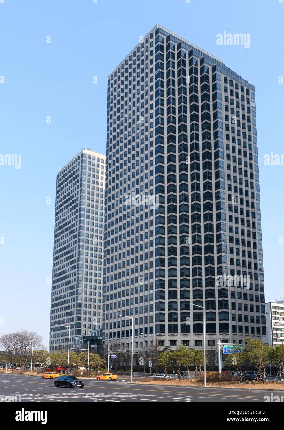 Der Hauptsitz der LG Group im Gebäude LG Twin Towers in Seoul. Die LG Group ist ein multinationaler Konglomerat in Südkorea, der von Koo in-hwoi gegründet wurde und von mehreren Generationen seiner Familie geleitet wird. Es ist das viertgrößte Chaebol in Südkorea. Der Hauptsitz befindet sich im LG Twin Towers-Gebäude in Seoul. LG stellt Elektronik-, Chemie- und Telekommunikationsprodukte her und betreibt Tochtergesellschaften wie LG Electronics, Zenith, LG Display, LG Uplus, LG Innotek, LG Chem und LG Energy Solution in über 80 Ländern. (Foto: Kim Jae-Hwan/SOPA Images/Sipa USA) Stockfoto