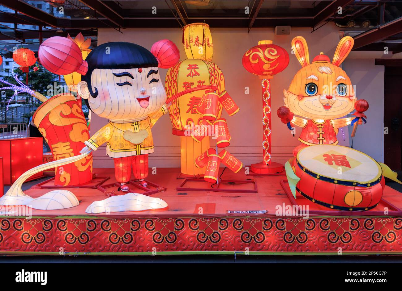 Hasen-Lichtinstallationen im Buddha Tooth Relic Temple, Chinatown, Singapur zum chinesischen Neujahrsfest am 2023. Februar Stockfoto