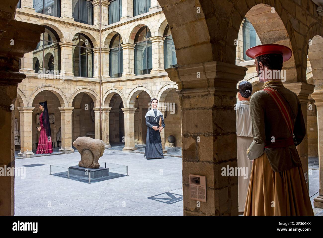 Bin ikeldi" und Riesen im Innenhof von Euskal Museoa-Basque Museum. Das archäologische Museum von Bizkaia und ethnographische Baskisch. Bilbao. Spanien. Stockfoto