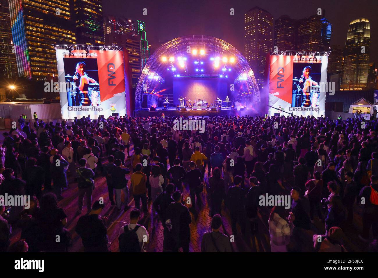 Das Clockenflap Music and Arts Festival kehrte am Freitag nach vier Jahren voller Stornierungen zu einem großen Fanfare zurück. Nach der Aufhebung der Covid-19-Beschränkungen nahmen Besucher aus dem chinesischen Festland und aus Übersee an dem Konzert Teil. März 23 SCMP/Dickson Lee Stockfoto