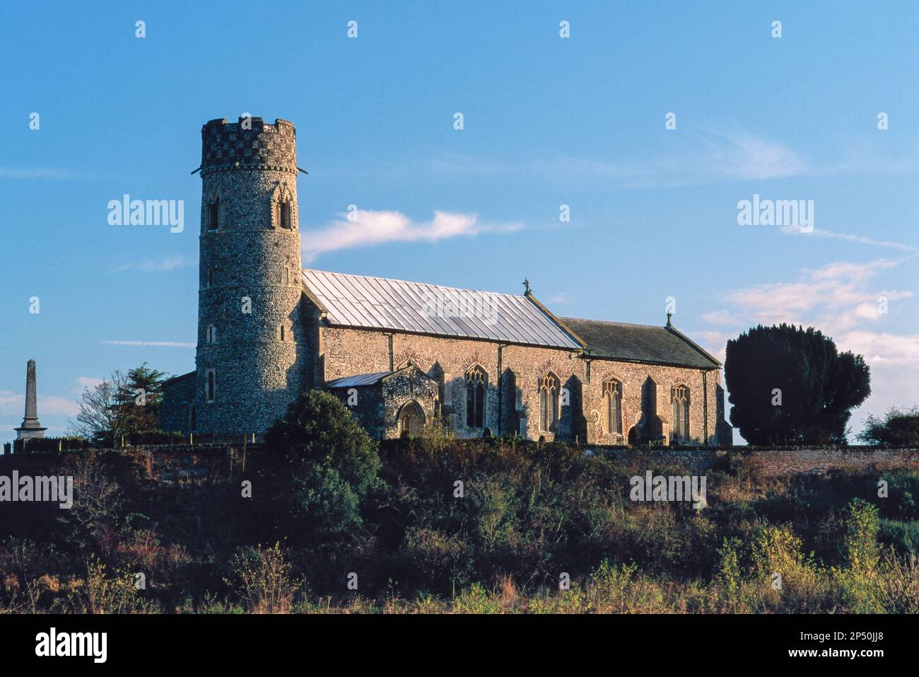 Runde Turmkirche, Blick auf die mittelalterliche Kirche St. Mary in Haddiscoe mit ihrem unverwechselbaren runden Turm aus der sächsischen Zeit, Norfolk, England, Großbritannien Stockfoto