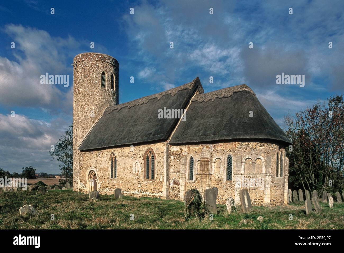Mittelalterliche Kirche England, Blick auf die Kirche St. Margaret aus dem 1 12. Jahrhundert mit ihrer romanischen Apotheke im Dorf Hales, Norfolk, Großbritannien Stockfoto