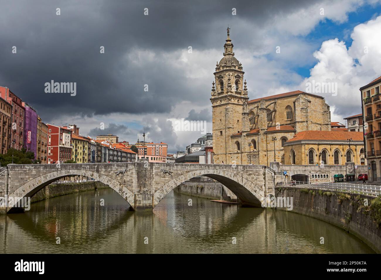 San Anton Kirche und Nervión Fluss, Altstadt (Casco Viejo), Bilbao, Spanien Stockfoto